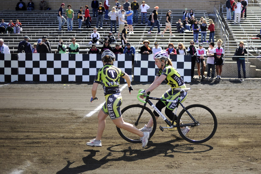 Teter rider Caitlin Van Kooten, right, makes an exchange with a teammate during Little 500 Qualifications on Saturday, March 27, 2010, at Bill Armstrong Stadium.