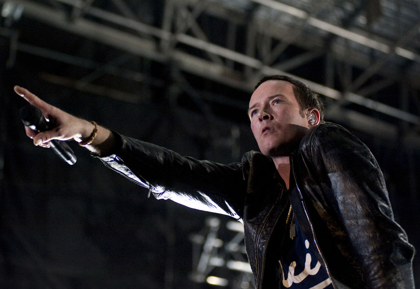 Stone Temple Pilots frontman Scott Weiland performs during a Final Four concert on Friday, April 2, 2010, at White River State Park in Indianapolis. (James Brosher / IU Student News Bureau)