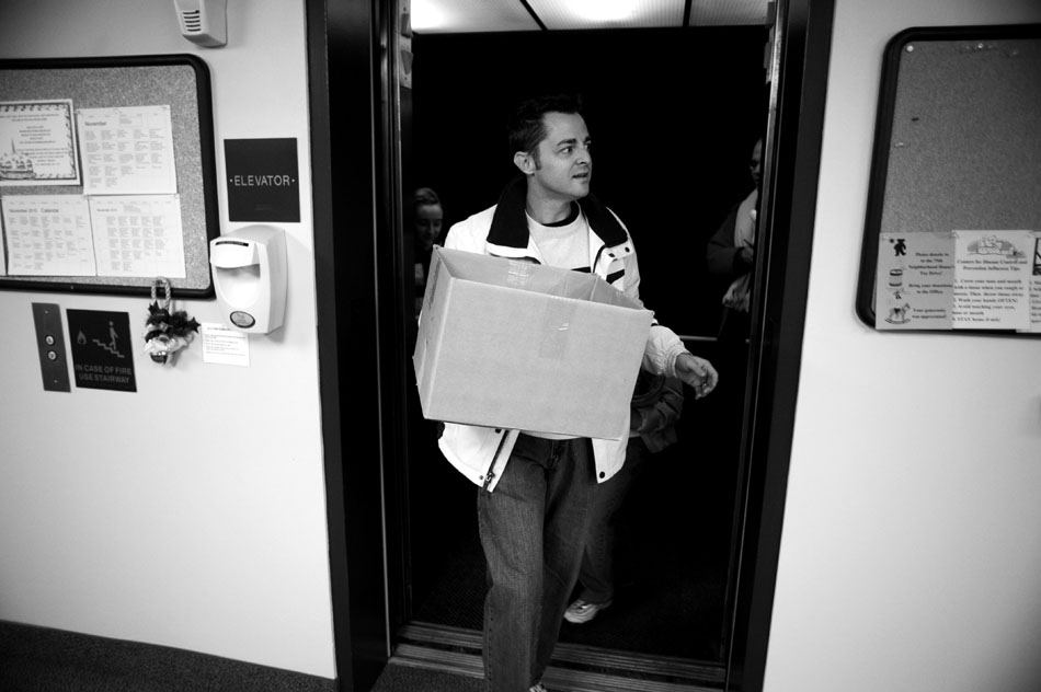 Tim Reist deliveries a box of Thanksgiving meals on Thursday, Nov. 25, 2010, at a living center in Peoria.