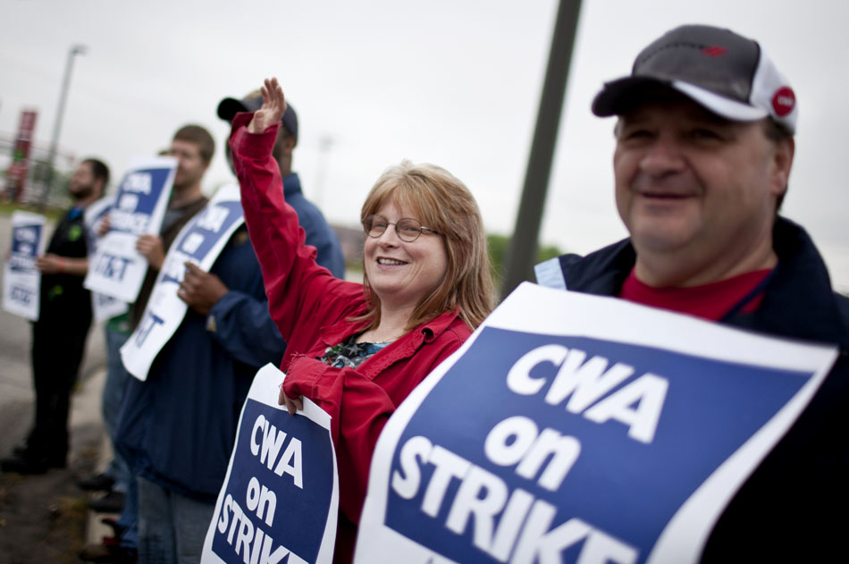 Jennifer Girten, an 18-year veteran of AT&T, waves as a passing motorist honks in support as Communication Workers of America Local 4900 union members take part in a solidarity strike on Monday, May 7, 2012, outside of the AT&T warehouse on Cleveland Road. The strike was to show support for a grievance strike in Anderson, Ind. (James Brosher/South Bend Tribune)