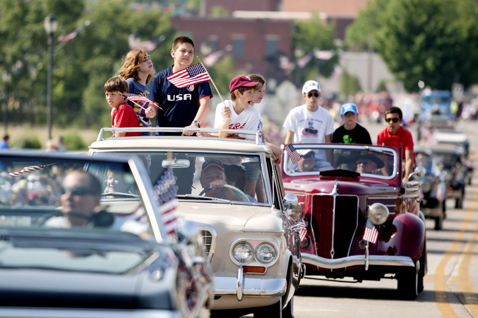 Parade participants make their way across the Main Street bridge during a Memorial Day parade on Monday, May 28, 2012, in Mishawaka. (James Brosher/South Bend Tribune)