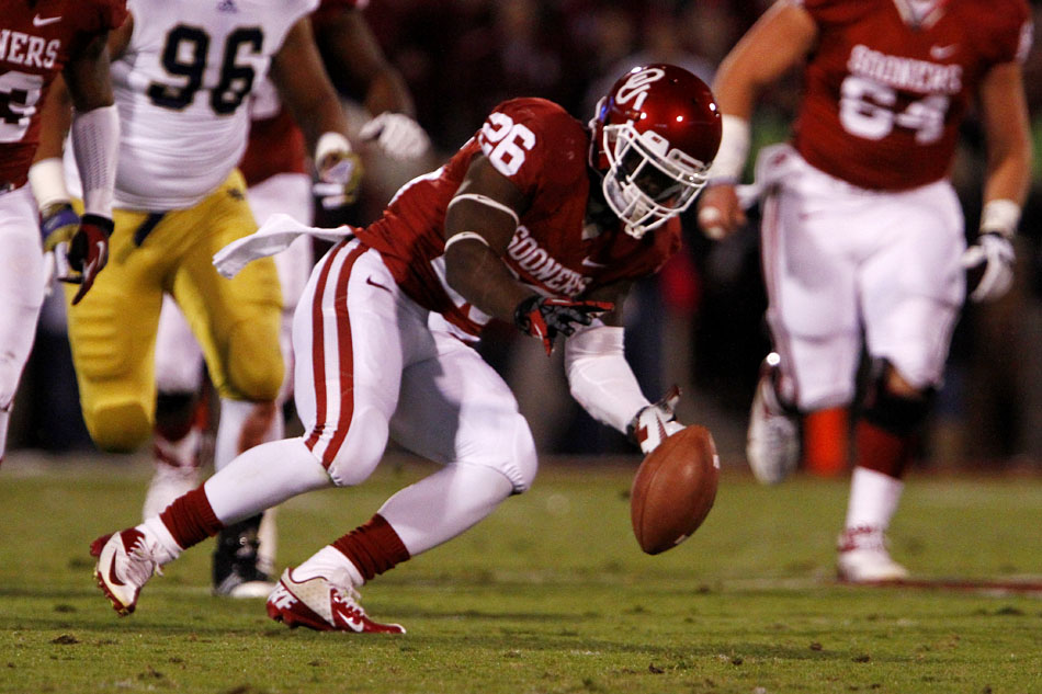 Oklahoma running back Damien Williams (26) recovers a fumble during an NCAA college football game on Saturday, Oct. 27, 2012, in Norman, Okla. (James Brosher/South Bend Tribune)
