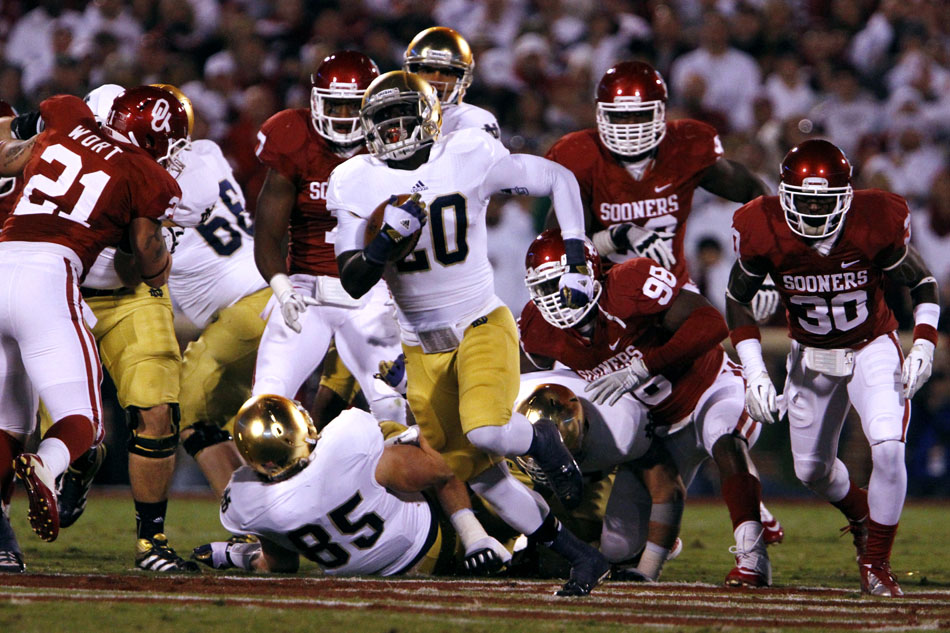 Notre Dame running back Cierre Wood (20) breaks away for a touchdown during an NCAA college football game on Saturday, Oct. 27, 2012, in Norman, Okla. (James Brosher/South Bend Tribune)