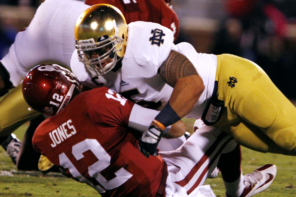 Notre Dame linebacker Manti Te'o (5) sacks Oklahoma quarterback Landry Jones (12) during an NCAA college football game on Saturday, Oct. 27, 2012, in Norman, Okla. (James Brosher/South Bend Tribune)