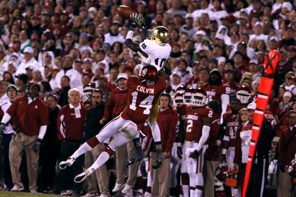 Notre Dame wide receiver DaVaris Daniels makes a catch over Oklahoma defensive back Aaron Colvin (14) during an NCAA college football game on Saturday, Oct. 27, 2012, in Norman, Okla. (James Brosher/South Bend Tribune)