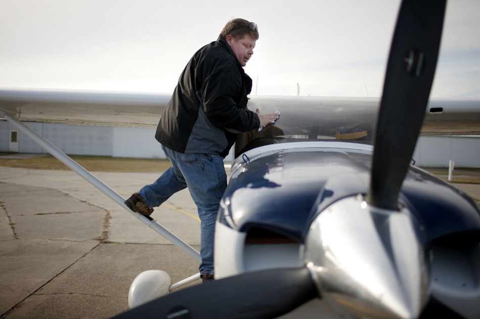 After a flight, Dee Davis cleans a few bugs off the windshield of his plane on Wednesday, Nov. 14, 2012, at the Mishawaka Pilots Club Airport just outside of Elkhart. Davis is the club president. (James Brosher/South Bend Tribune)